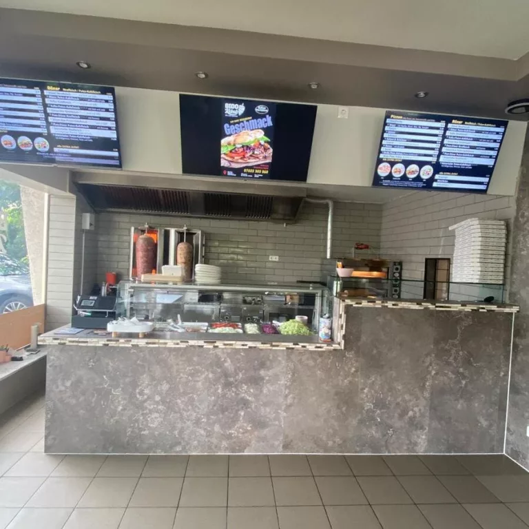 Bestellbereich und Küche des Restaurants.