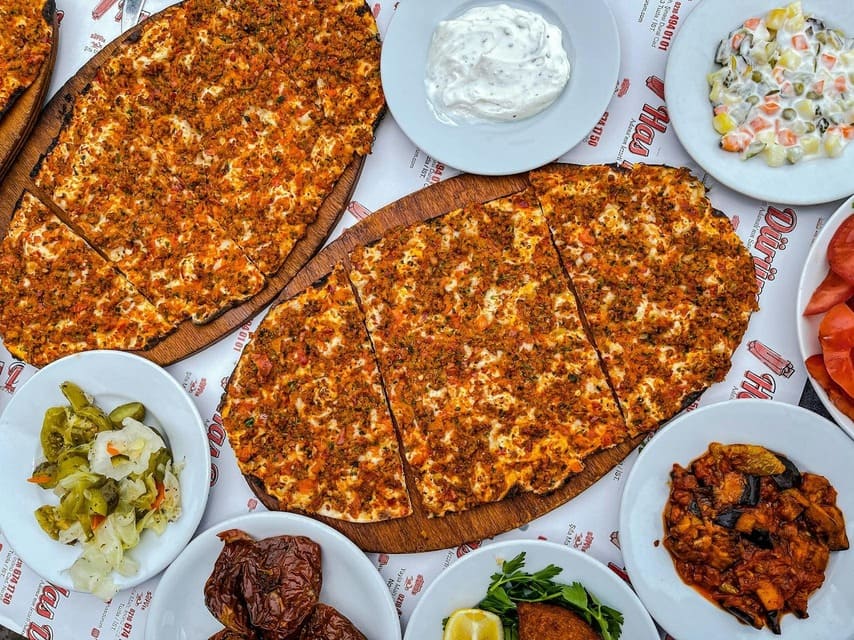 Verschiedene Gerichte zum Essen. Lahmacun und Salate